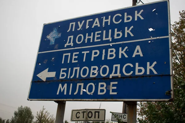 Znak Drogowy Fragmentami Pocisku Wskazującego Miasta Języku Ukraińskim Ługańsk Donieck — Zdjęcie stockowe