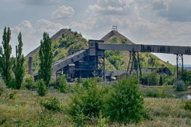 Madenin yanında iki tane (terrikons).