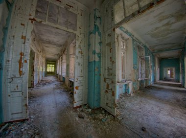 terk edilmiş bir hastane koridorunda