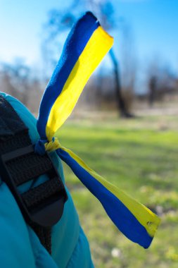 Çantanın üzerinde Ukrayna kurdelesi
