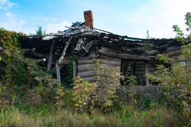 Savaş bölgesinde harabe ev, Stanytsya Luhanska, Ukrayna