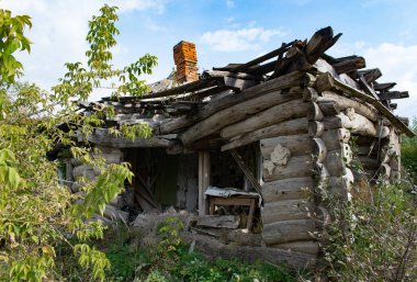 Savaş bölgesinde harabe ev, Stanytsya Luhanska, Ukrayna
