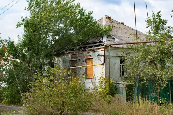 Tönkrement Ház Egy Háborús Övezetben Stanytsya Luhanska Ukrajna — Stock Fotó