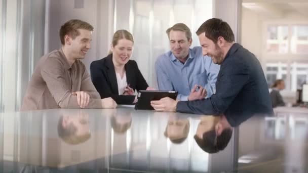 Businessgroup discute un nuevo proyecto en la oficina en una tableta — Vídeos de Stock