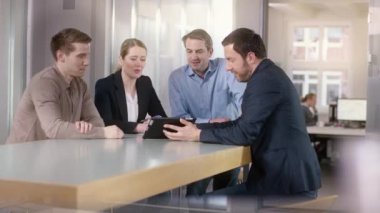 İşadamı satış bir tablete açıklar.