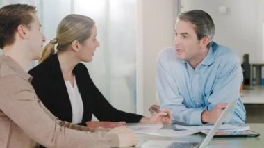 Office veri tartışırken iş adamları