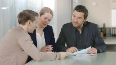 İş adamları yeni bir stratejik yönünü tartışmak