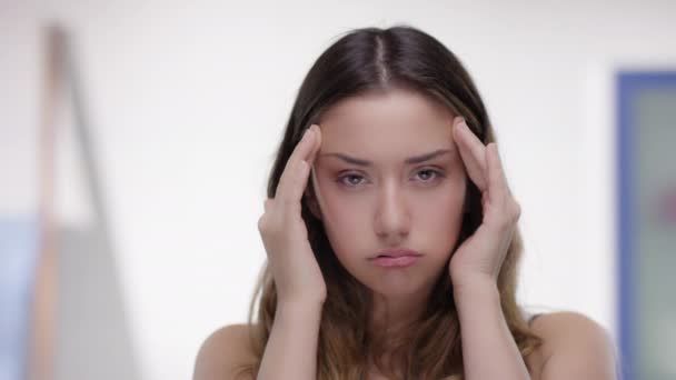 Jonge vrouw is ongeduldig met haar gezicht huid — Stockvideo