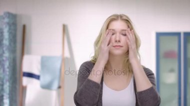 Genç çekici kadın bir ayna önünde yeni bir örgü çalışıyor