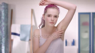 Eleştirel bir bakış ile onun koltukaltı inceleyerek ergenlik genç kız