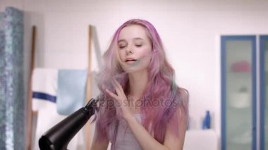 Gününde başladı önce bir fön kullanarak ergenlik genç kız