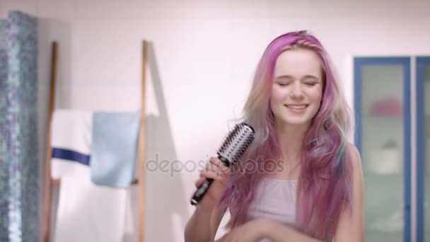 Jovem na puberdade usando um pincel como microfone em um banheiro com muita diversão — Vídeo de Stock