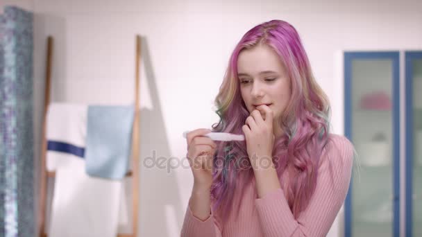 Mladá dívka v pubertě se rozčiluje její těhotenský test — Stock video