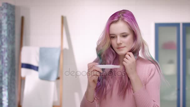 Ung kvinna är chockad om sin graviditet testresultat — Stockvideo