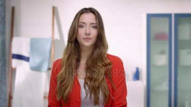 Kendine güvenen genç kadın bir banyo aynası infront poz