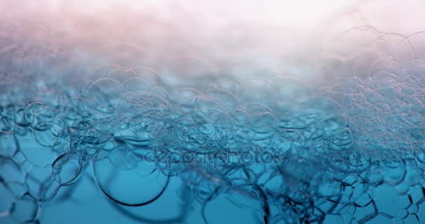 Belo tiro macro de bolhas de água azul — Vídeo de Stock
