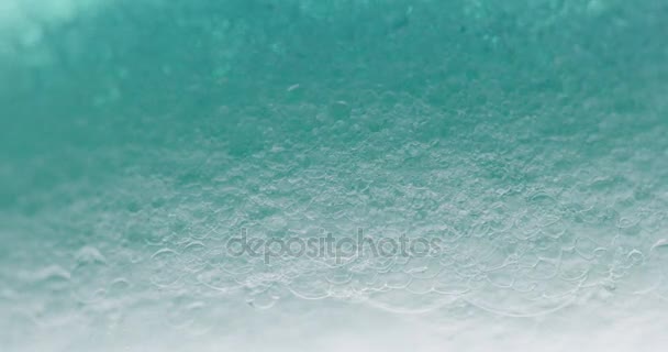 美丽的宏拍摄的碧绿色泡沫 — 图库视频影像