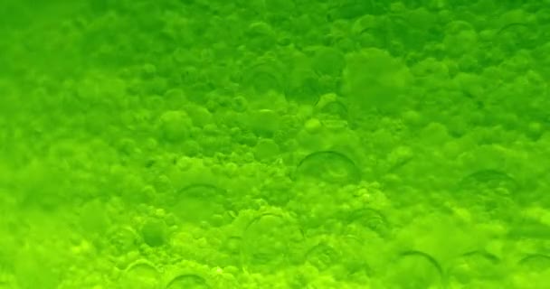 Токсичные зеленые пузырьки в движении — стоковое видео