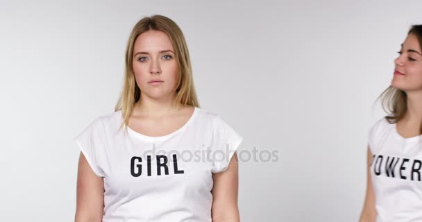 Mädchen zeigen Girl Power auf ihren Shirts — Stockvideo