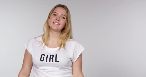 Meisjes Toon meisje macht op hun shirts — Stockvideo