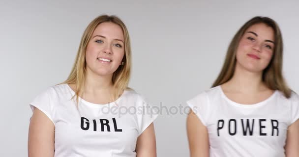 Девушки показывают силу девушки на своих рубашках — стоковое видео