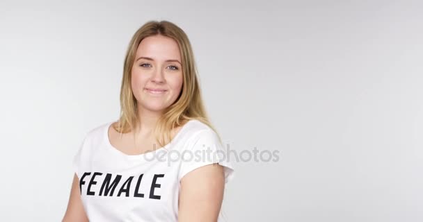 Две красивые девушки в футболках с женской энергией — стоковое видео