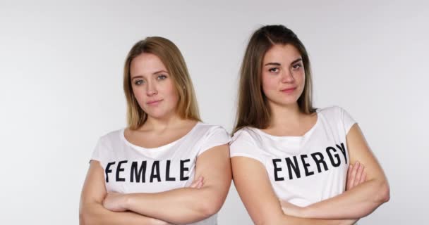 Zwei schöne Mädchen mit weiblichen Energie-T-Shirts — Stockvideo