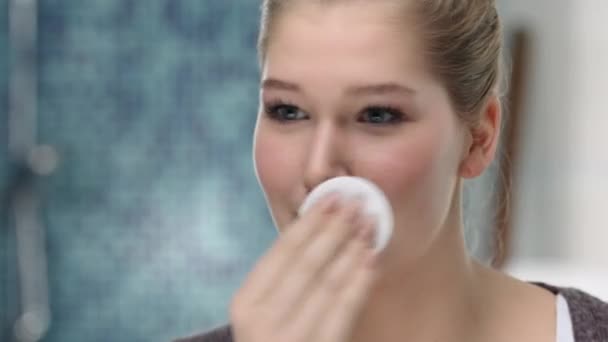 Young caucasian woman removes make up with a cotton pad — Stock Video