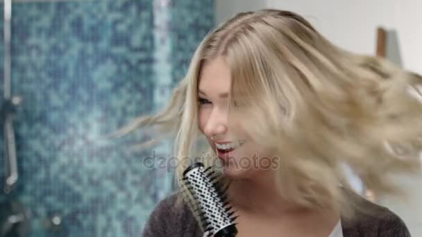 Joven mujer rubia atractiva está cantando en el baño — Vídeos de Stock