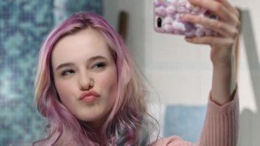 Genç kız banyoda palyaçoluk ile fotoğraf çekerken eğleniyor