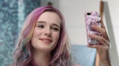 Genç kadın arkadaşları için yeni saç fotoğrafını çekmek