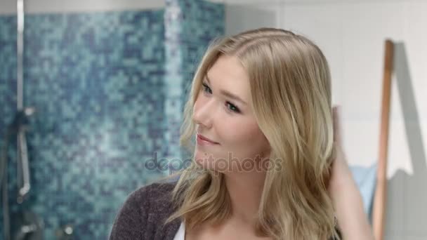 Unga kaukasiska kvinna checkar ut nya frisyrer — Stockvideo