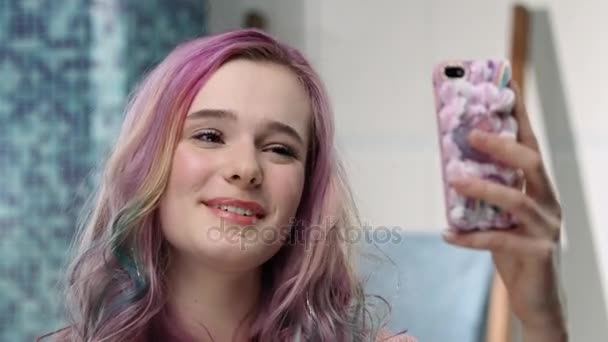 Mujer joven está tomando fotos de su nuevo peinado para sus amigos — Vídeo de stock