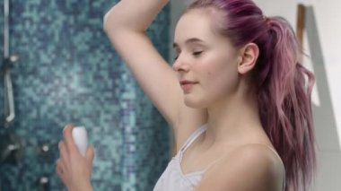 Terlemeyi önleyici modern bir banyo kullanarak ergenlik genç kız