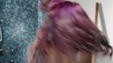 Çok eğlenceli bir banyo bir mikrofon olarak bir fırça kullanarak ergenlik genç kız