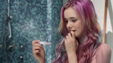 Genç kadın onun hamilelik testi sonucu hakkında çok mutludur