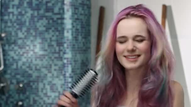 Girl with pink hairs is singing and having in a modern bathroom — Stock Video