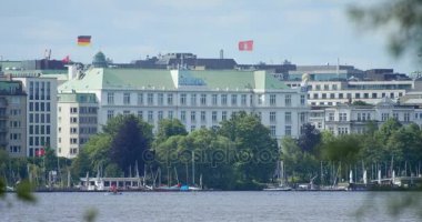 Ünlü Atlantic Hotel doğru Binnenalster'de ofis binası üzerinde göster