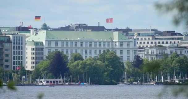 View over the Binnenalster towards an impressive deluxe hotel — Stock Video