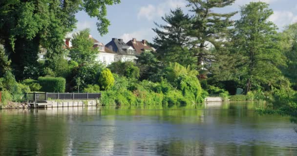 Uitzicht op prachtige witte villa's gelegen in de buurt van rivier — Stockvideo