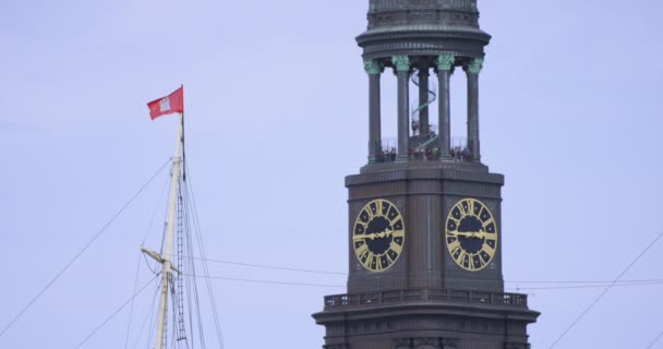 Iglesia de San Miguel y torre del reloj — Vídeos de Stock