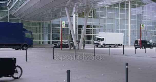 Перегляд Hamburg Messe, вантажний велосипед їде, Німеччина — стокове відео