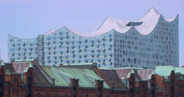 Pan schot van nieuwe Elbphilharmonie aan oude Speicherstadt, Hamburg — Stockvideo