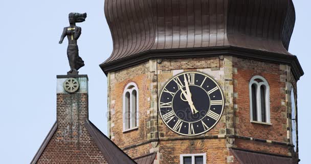 Vista da vicino dell'orologio St. Katharinen ad Amburgo, Germania — Video Stock