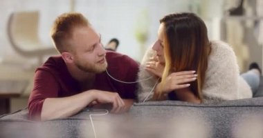 Bazı funky müzik dinlerken eğleniyor genç Çift