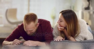 Genç adam surprsing bir hediye ile onun gilrfriend olduğunu