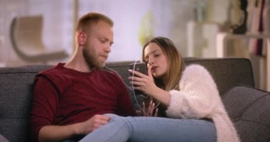 Modern çift smartphone vasıl arıyorsunuz kulaklık ile
