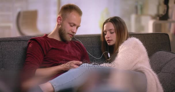 Pareja alegre escuchando música — Vídeo de stock