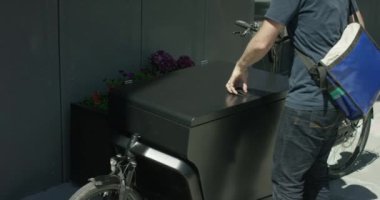 Bir ulaşım Bisiklet Bisiklet kurye tarafından boşaltma