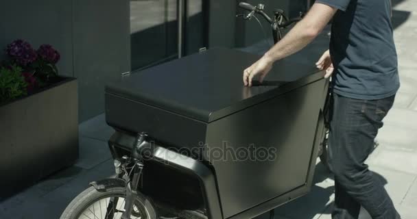 Descargar una caja de herramientas de una bicicleta de mensajería — Vídeos de Stock